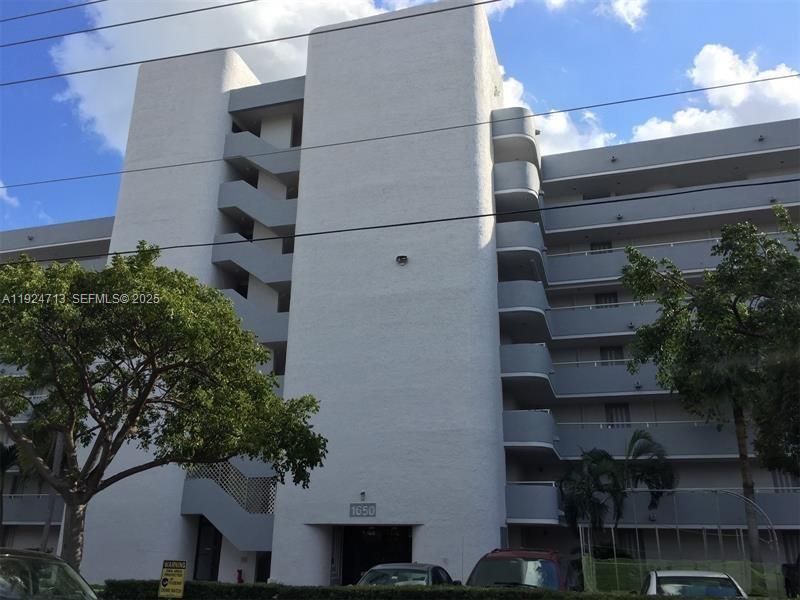 For Rent: $1,950 (1 beds, 2 baths, 710 Square Feet)