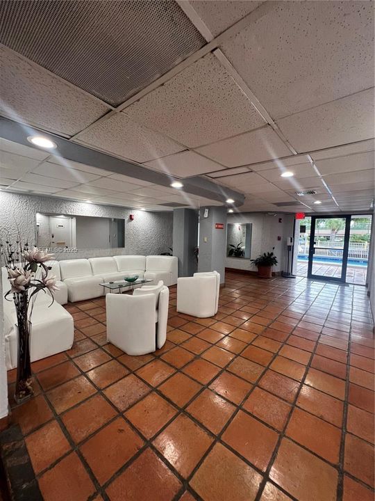 For Rent: $1,950 (1 beds, 2 baths, 710 Square Feet)