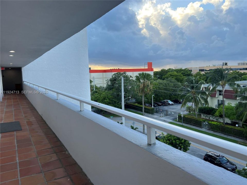 For Rent: $1,950 (1 beds, 2 baths, 710 Square Feet)