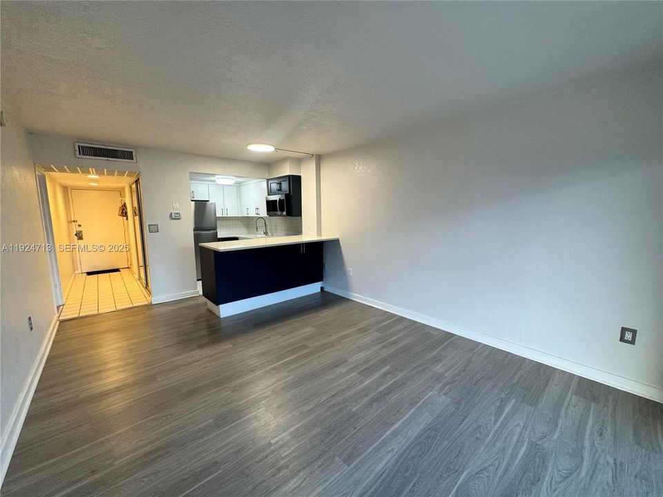 For Rent: $1,950 (1 beds, 2 baths, 710 Square Feet)