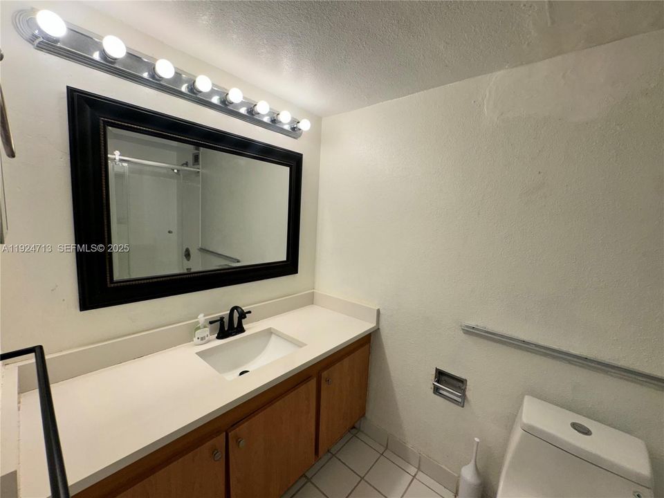 For Rent: $1,950 (1 beds, 2 baths, 710 Square Feet)