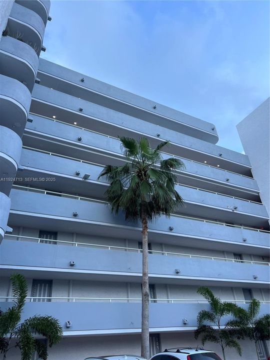 For Rent: $1,950 (1 beds, 2 baths, 710 Square Feet)