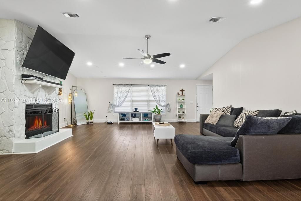 На продажу: $325,000 (4 спален, 2 ванн, 0 Квадратных фут)