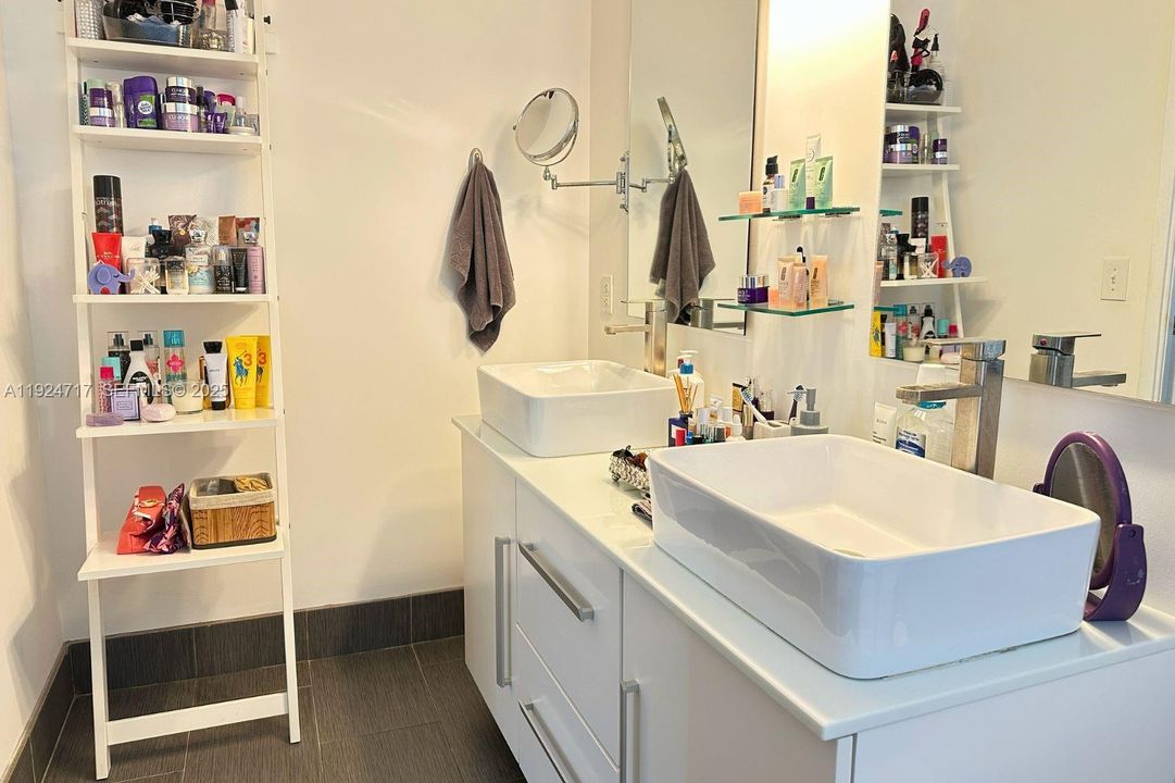 For Rent: $3,150 (3 beds, 2 baths, 1177 Square Feet)