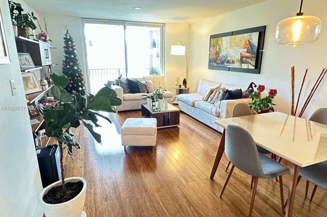 For Rent: $3,150 (3 beds, 2 baths, 1177 Square Feet)