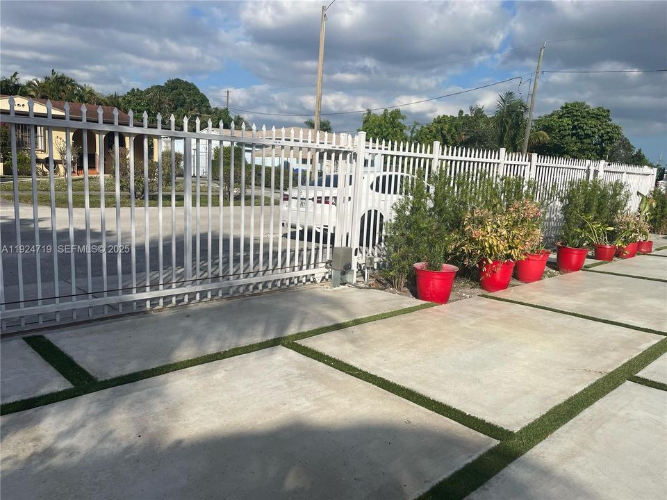 For Sale: $740,000 (3 beds, 2 baths, 1050 Square Feet)