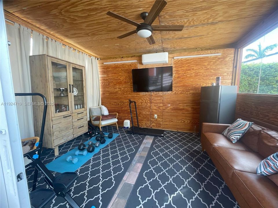 For Sale: $740,000 (3 beds, 2 baths, 1050 Square Feet)