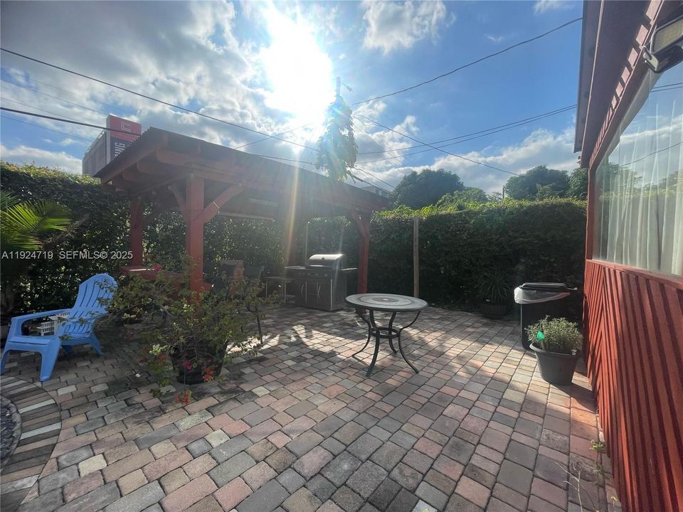 For Sale: $740,000 (3 beds, 2 baths, 1050 Square Feet)