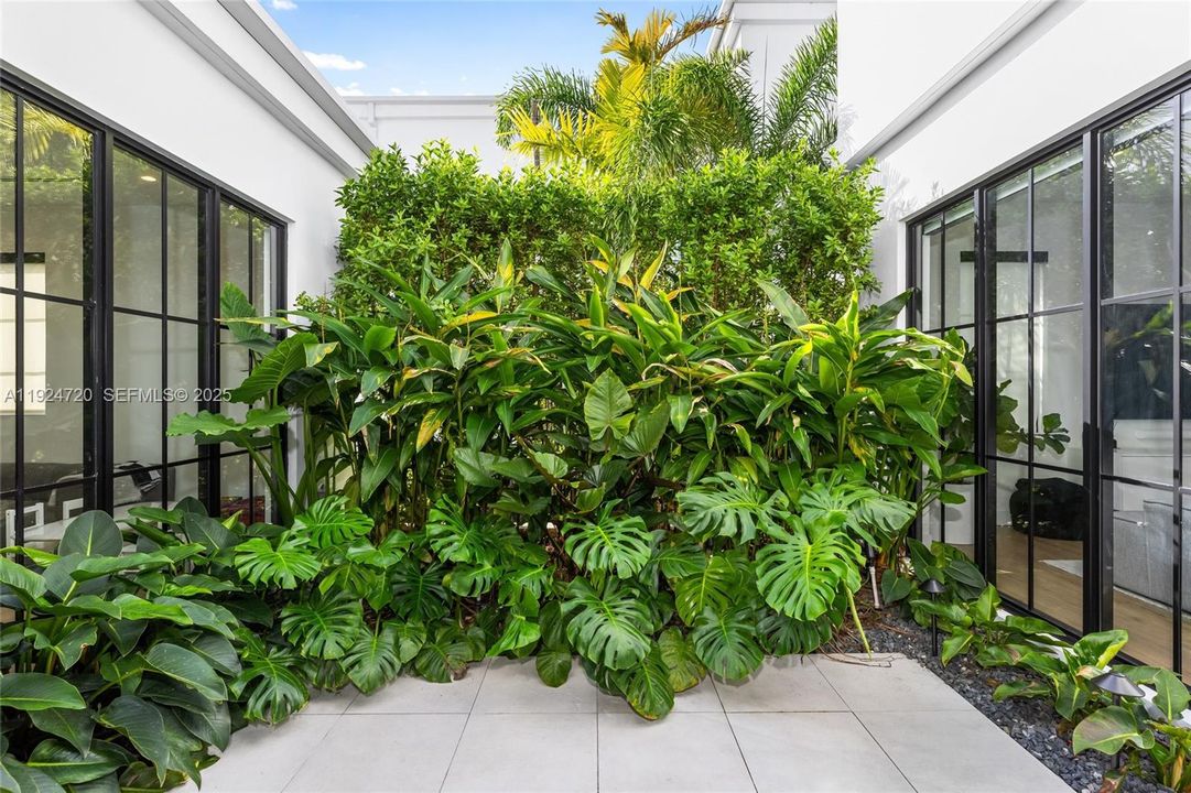 For Rent: $39,000 (5 beds, 4 baths, 4588 Square Feet)