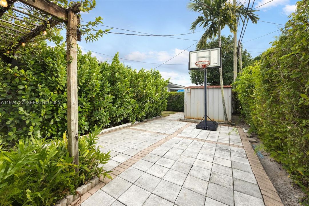 For Sale: $715,000 (3 beds, 2 baths, 1410 Square Feet)