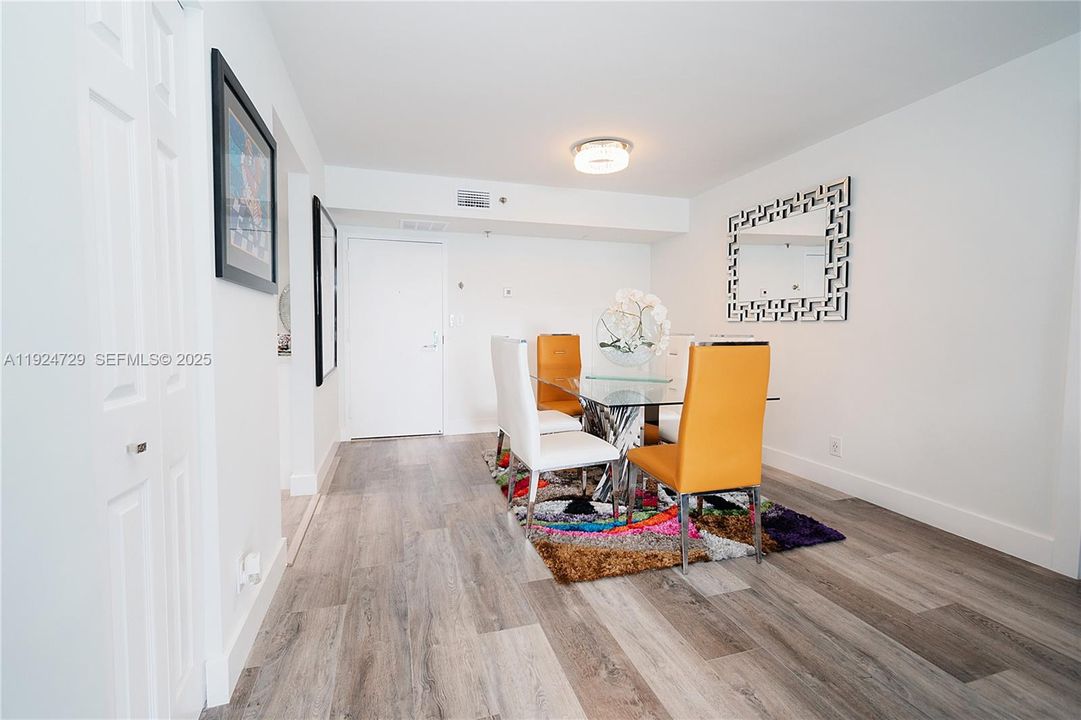 待售: $365,000 (1 贝兹, 2 浴室, 990 平方英尺)