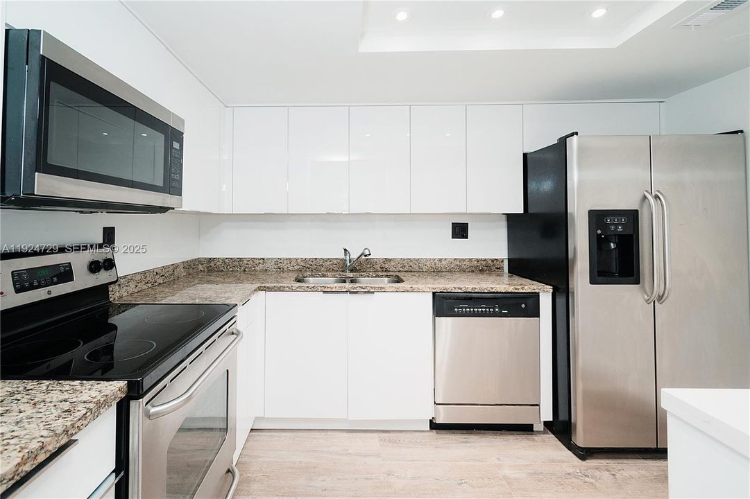 待售: $365,000 (1 贝兹, 2 浴室, 990 平方英尺)