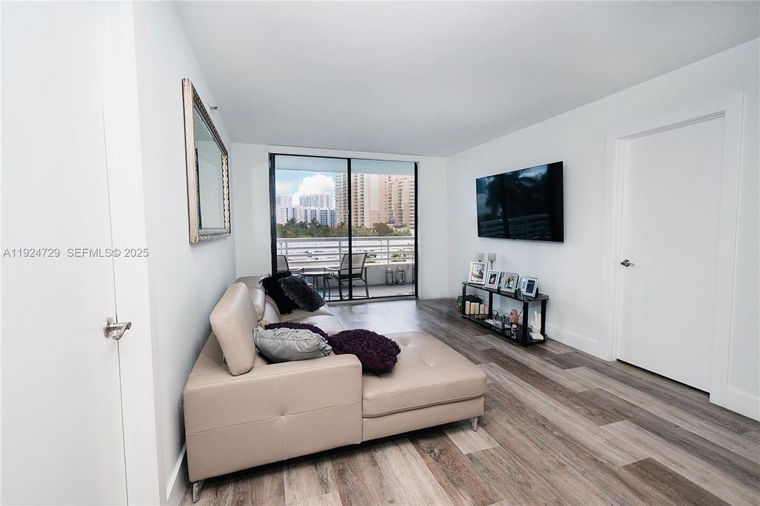 待售: $365,000 (1 贝兹, 2 浴室, 990 平方英尺)