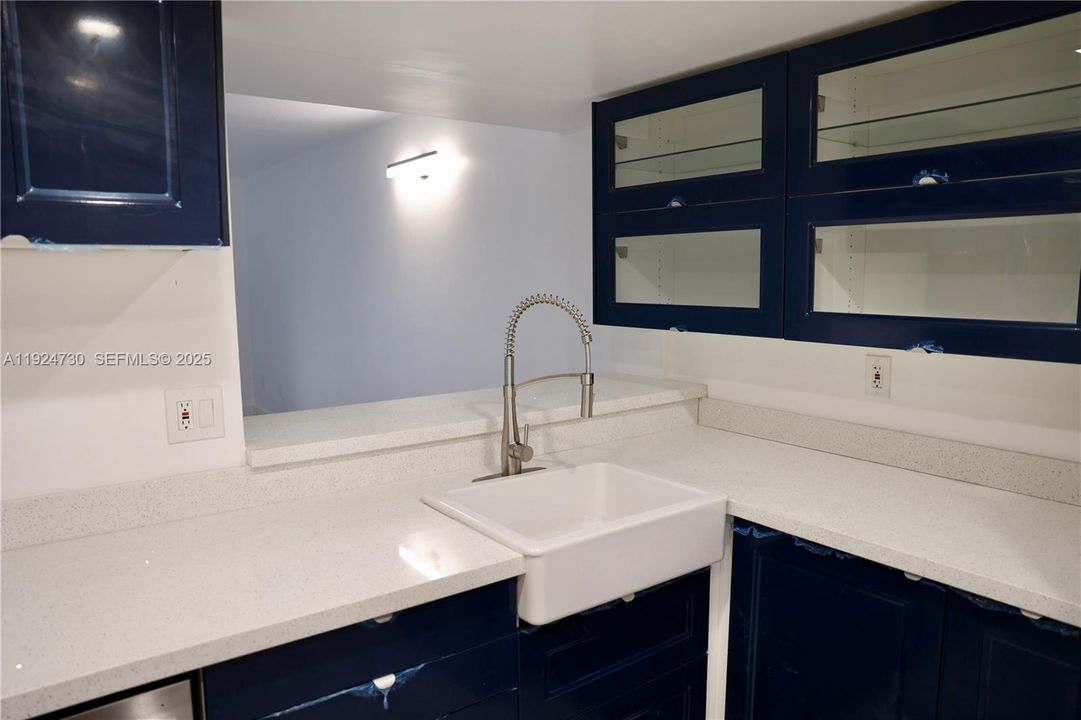 For Rent: $2,600 (2 beds, 2 baths, 965 Square Feet)