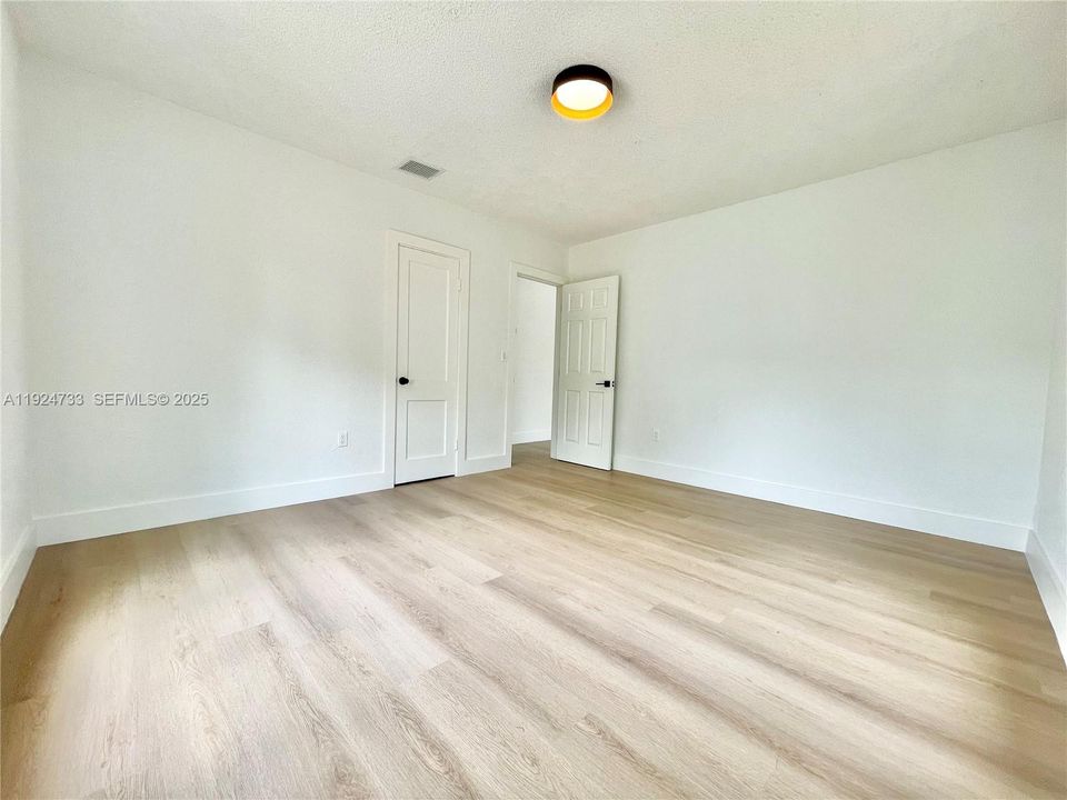 出租: $2,950 (2 贝兹, 1 浴室, 895 平方英尺)