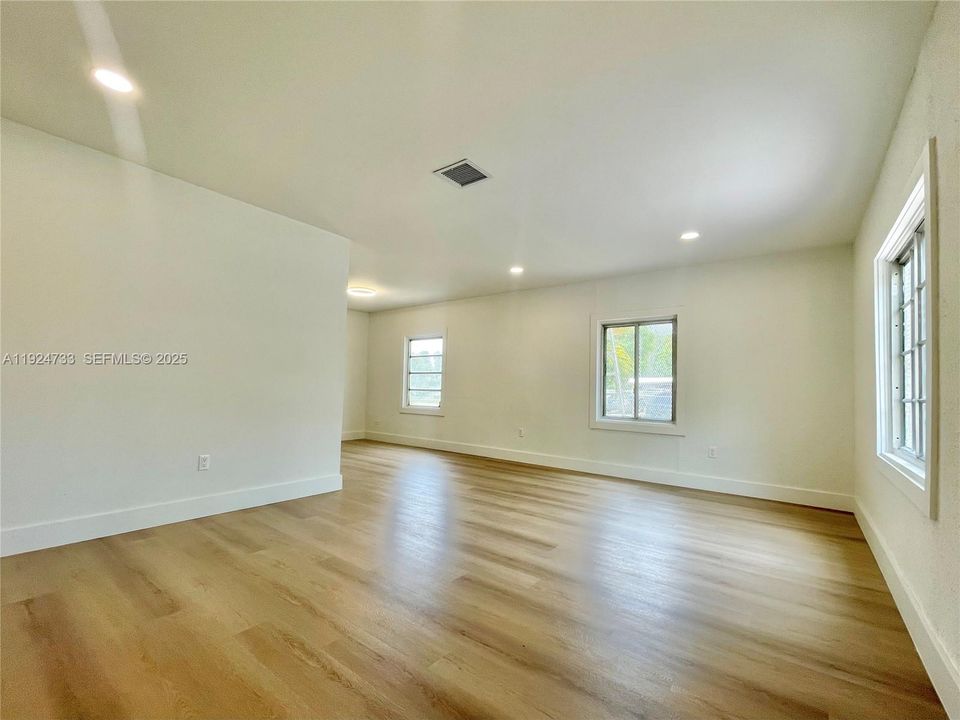 出租: $2,950 (2 贝兹, 1 浴室, 895 平方英尺)