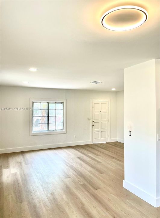 出租: $2,950 (2 贝兹, 1 浴室, 895 平方英尺)