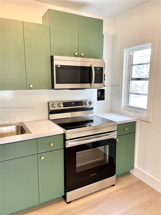 Под контрактом: $2,850 (2 спален, 1 ванн, 895 Квадратных фут)