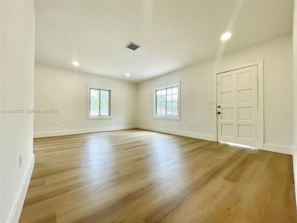 出租: $2,950 (2 贝兹, 1 浴室, 895 平方英尺)