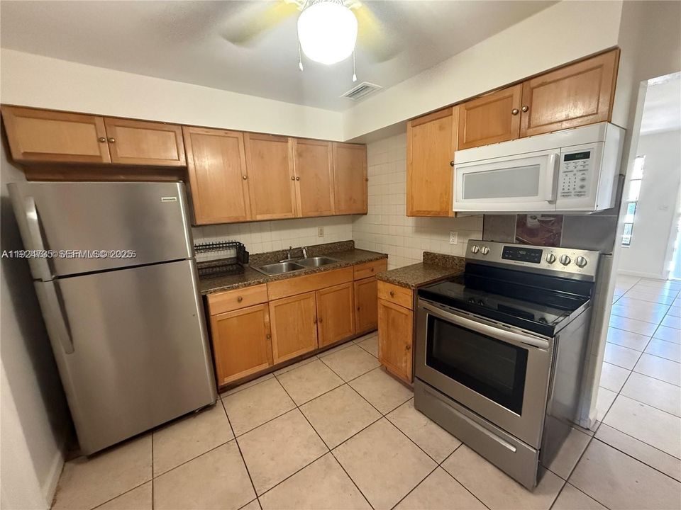 For Rent: $2,100 (2 beds, 1 baths, 875 Square Feet)