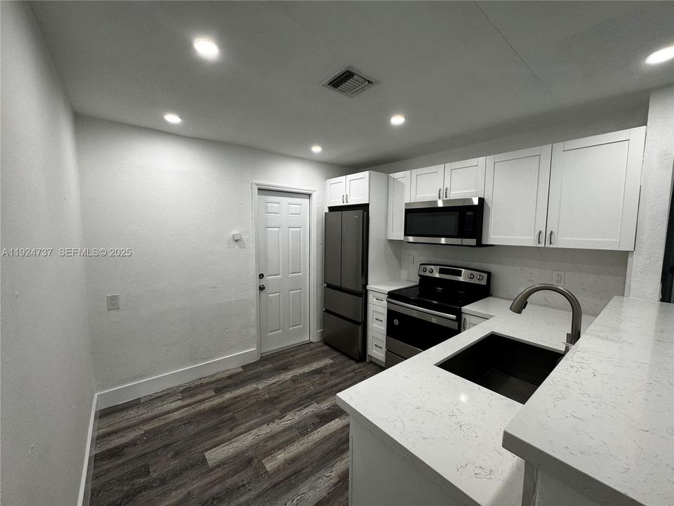 For Sale: $725,000 (0 beds, 0 baths, 1370 Square Feet)