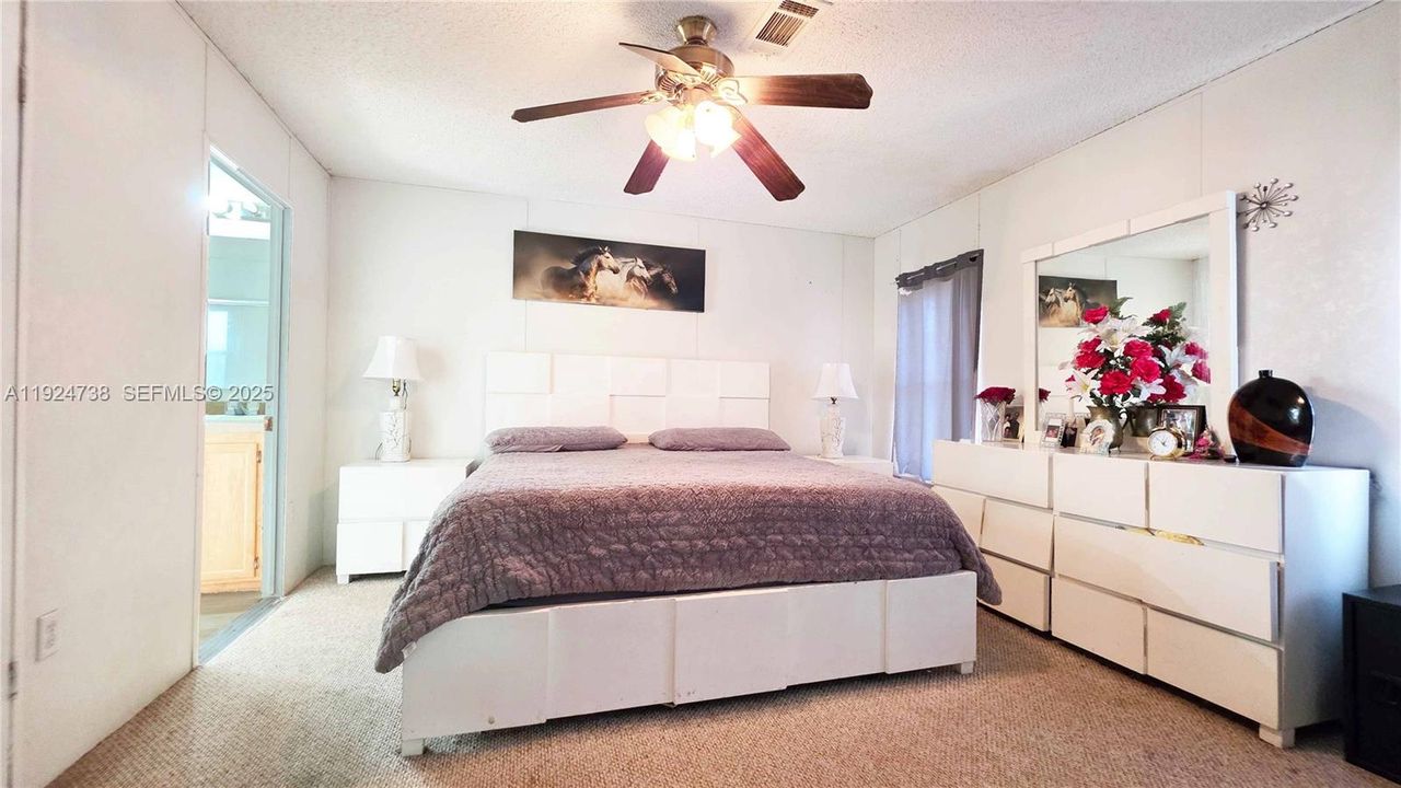 En Venta: $295,000 (4 camas, 2 baños, 1512 Pies cuadrados)