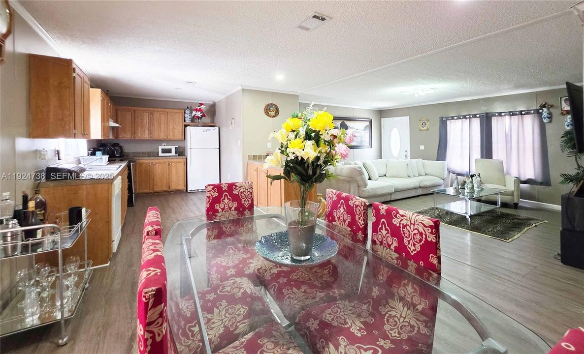 En Venta: $295,000 (4 camas, 2 baños, 1512 Pies cuadrados)