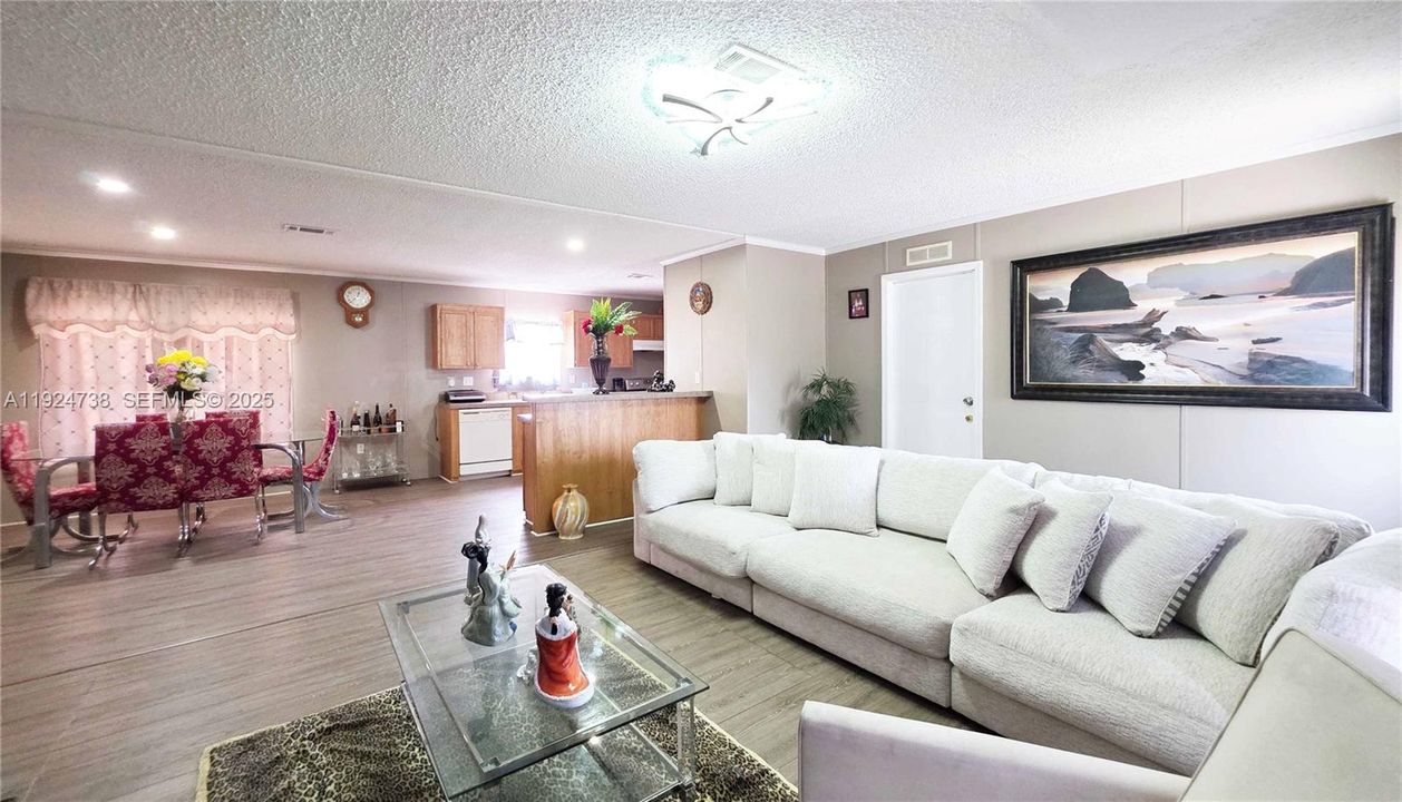 En Venta: $295,000 (4 camas, 2 baños, 1512 Pies cuadrados)