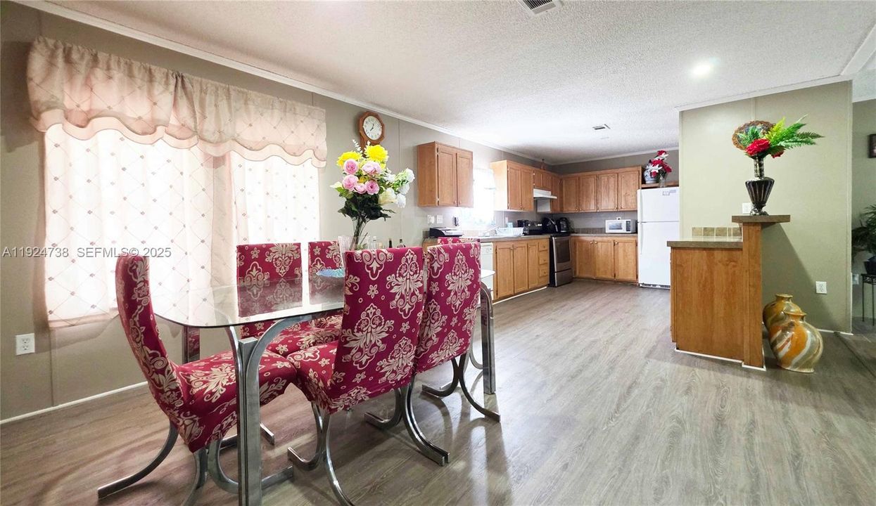 En Venta: $295,000 (4 camas, 2 baños, 1512 Pies cuadrados)