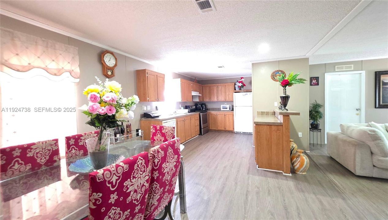 En Venta: $295,000 (4 camas, 2 baños, 1512 Pies cuadrados)