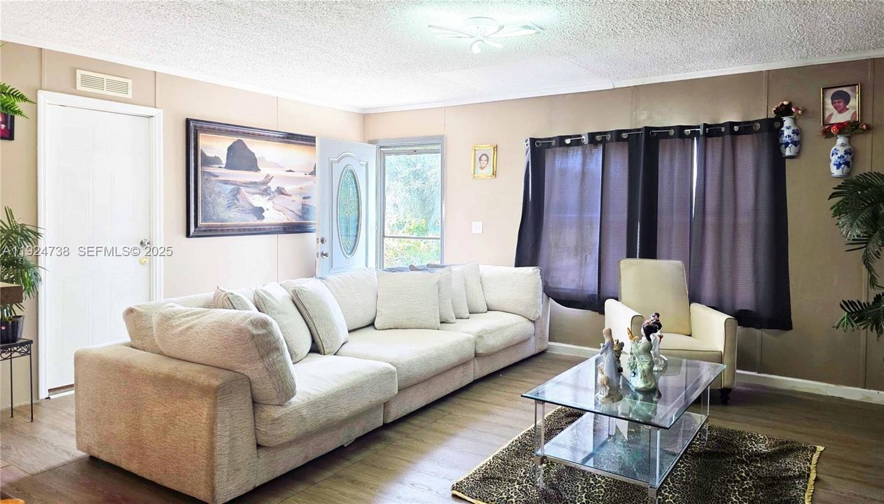 En Venta: $295,000 (4 camas, 2 baños, 1512 Pies cuadrados)