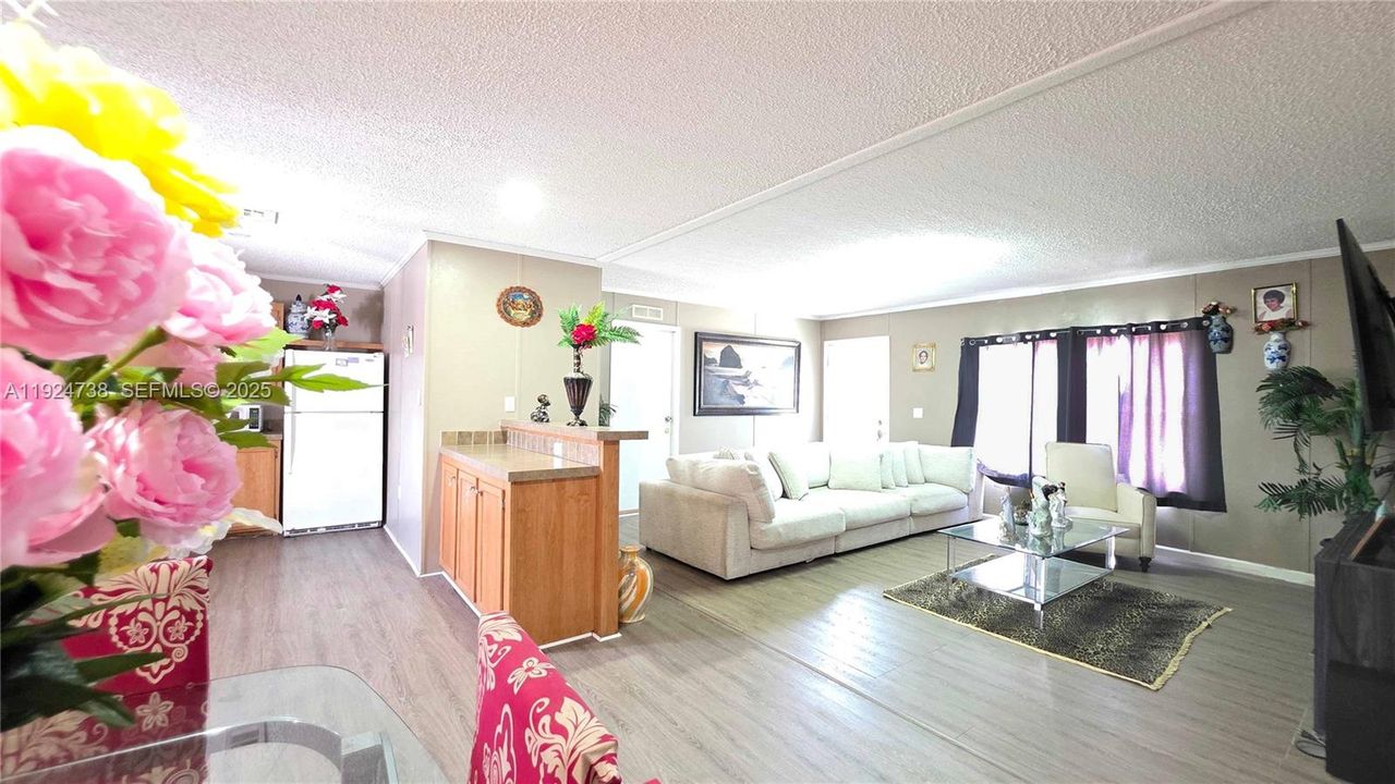 En Venta: $295,000 (4 camas, 2 baños, 1512 Pies cuadrados)