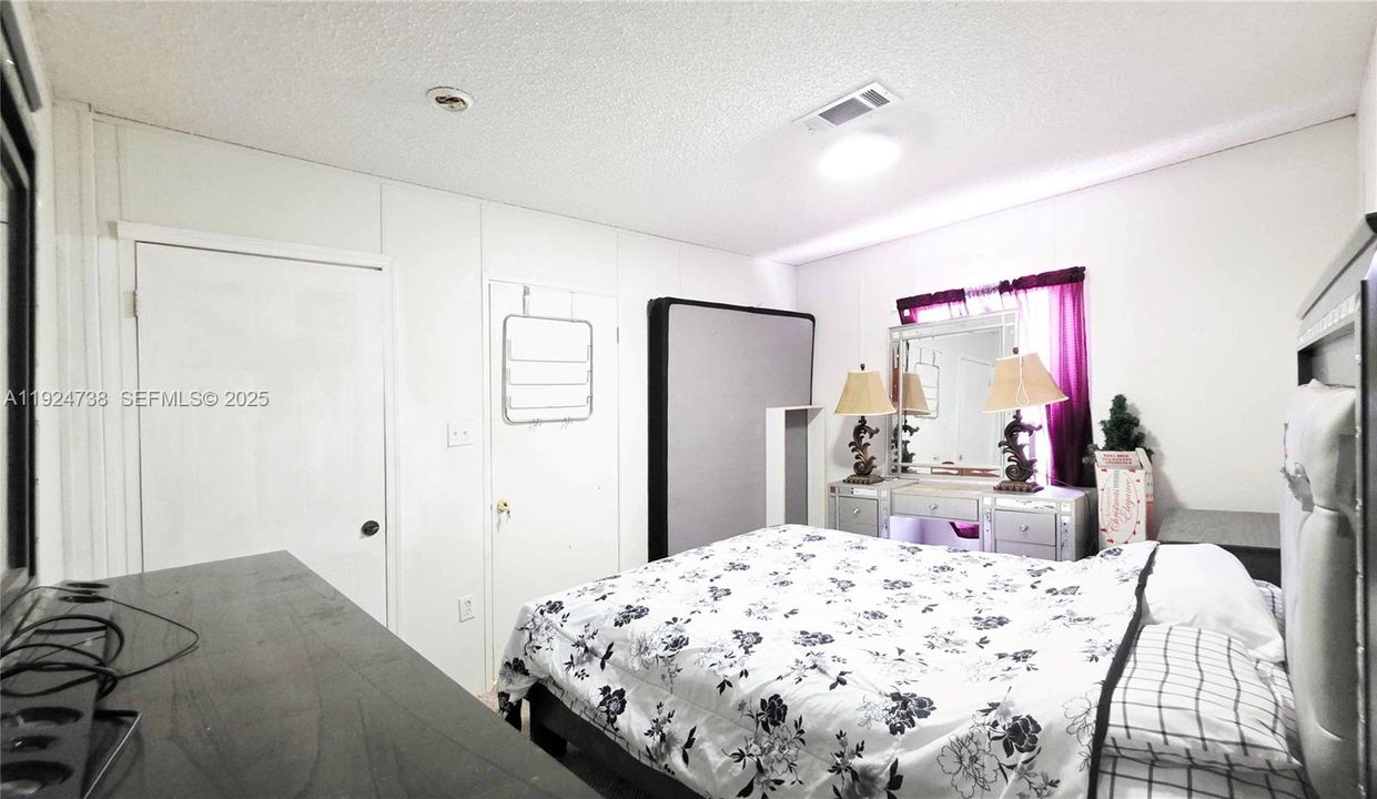 En Venta: $295,000 (4 camas, 2 baños, 1512 Pies cuadrados)