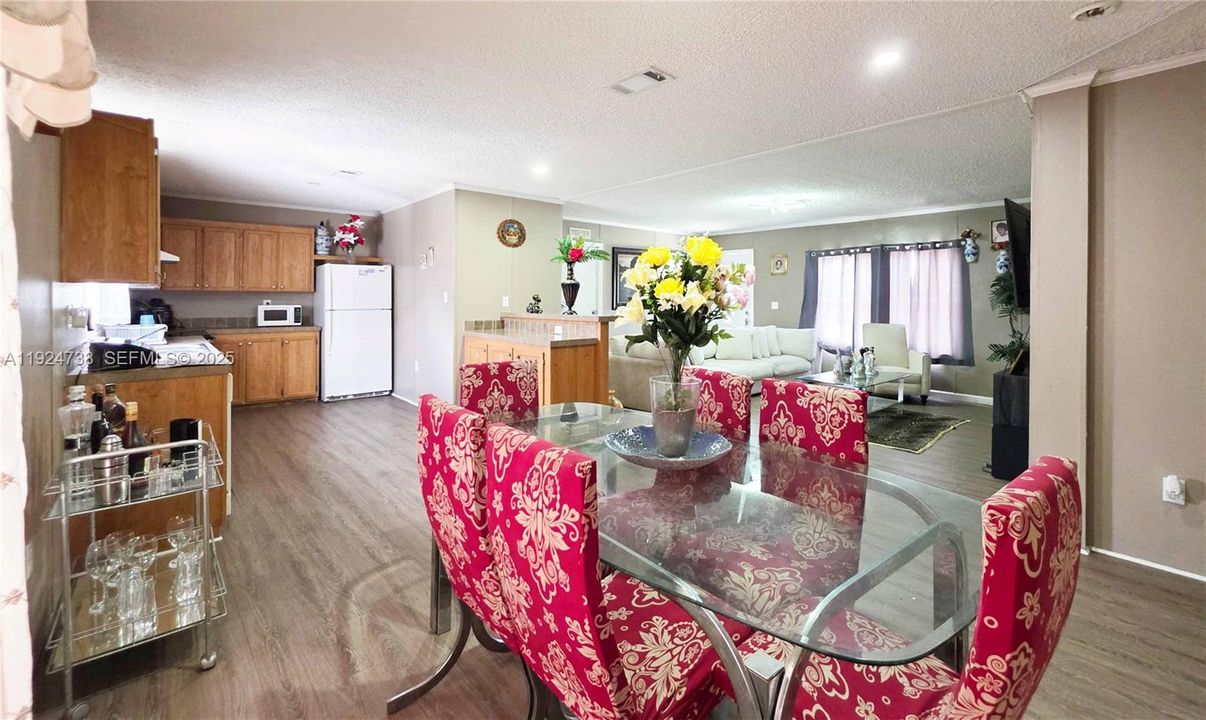 En Venta: $295,000 (4 camas, 2 baños, 1512 Pies cuadrados)