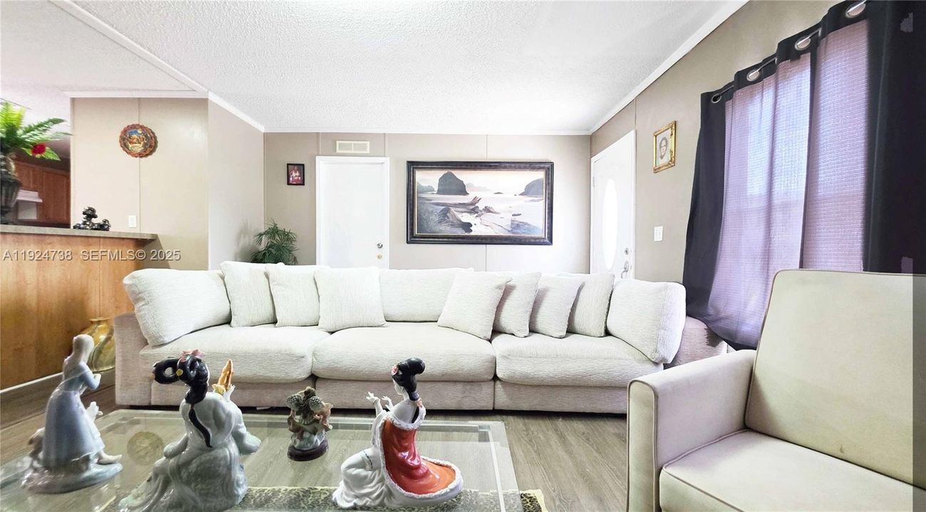 En Venta: $295,000 (4 camas, 2 baños, 1512 Pies cuadrados)