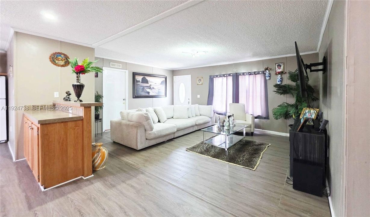 En Venta: $295,000 (4 camas, 2 baños, 1512 Pies cuadrados)