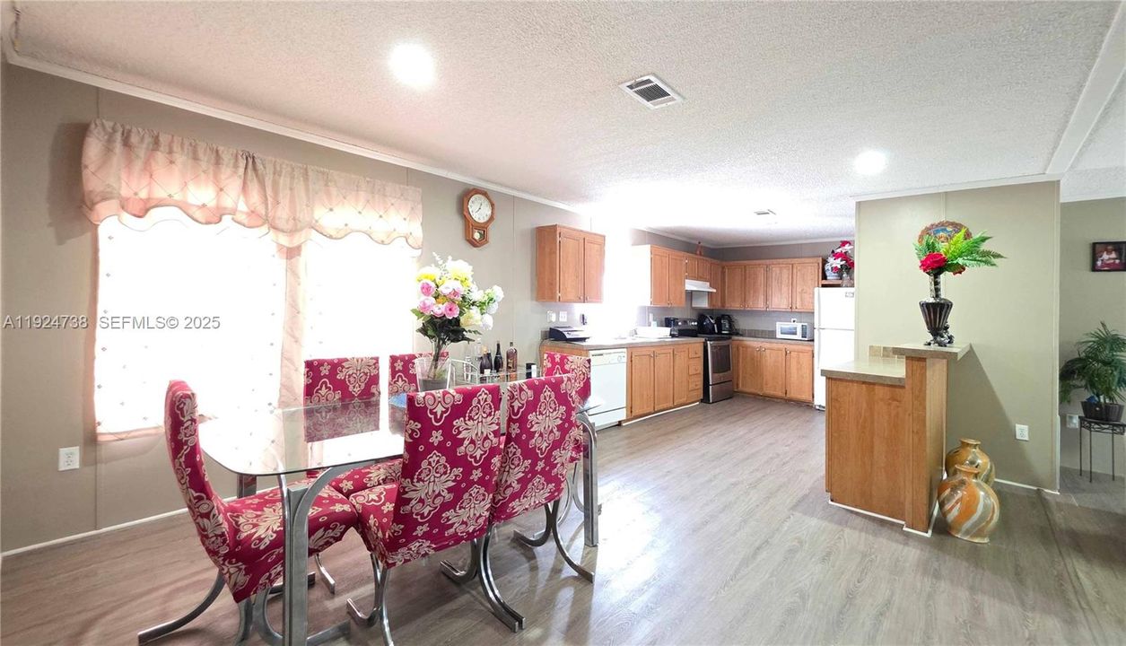 En Venta: $295,000 (4 camas, 2 baños, 1512 Pies cuadrados)