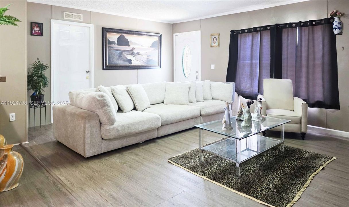 En Venta: $295,000 (4 camas, 2 baños, 1512 Pies cuadrados)