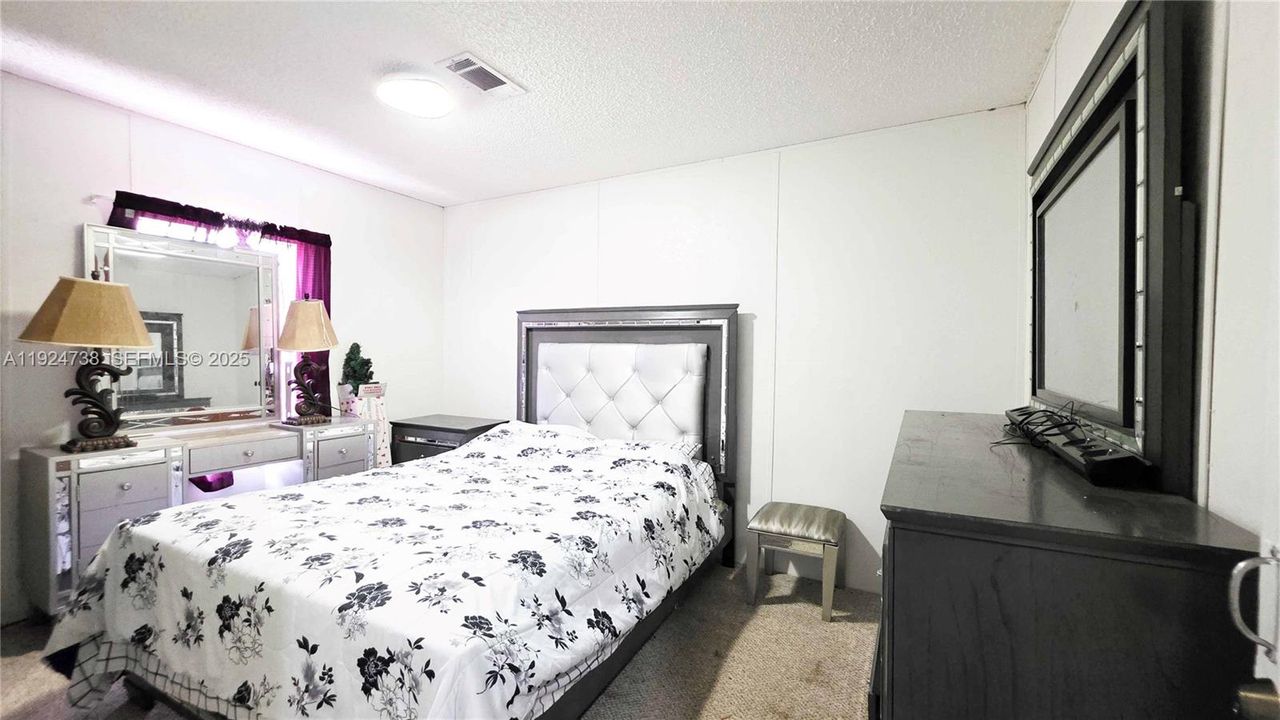 En Venta: $295,000 (4 camas, 2 baños, 1512 Pies cuadrados)