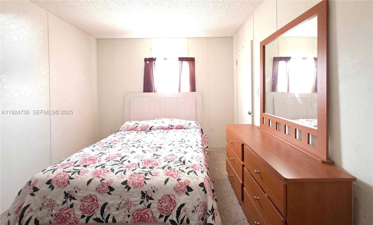 En Venta: $295,000 (4 camas, 2 baños, 1512 Pies cuadrados)