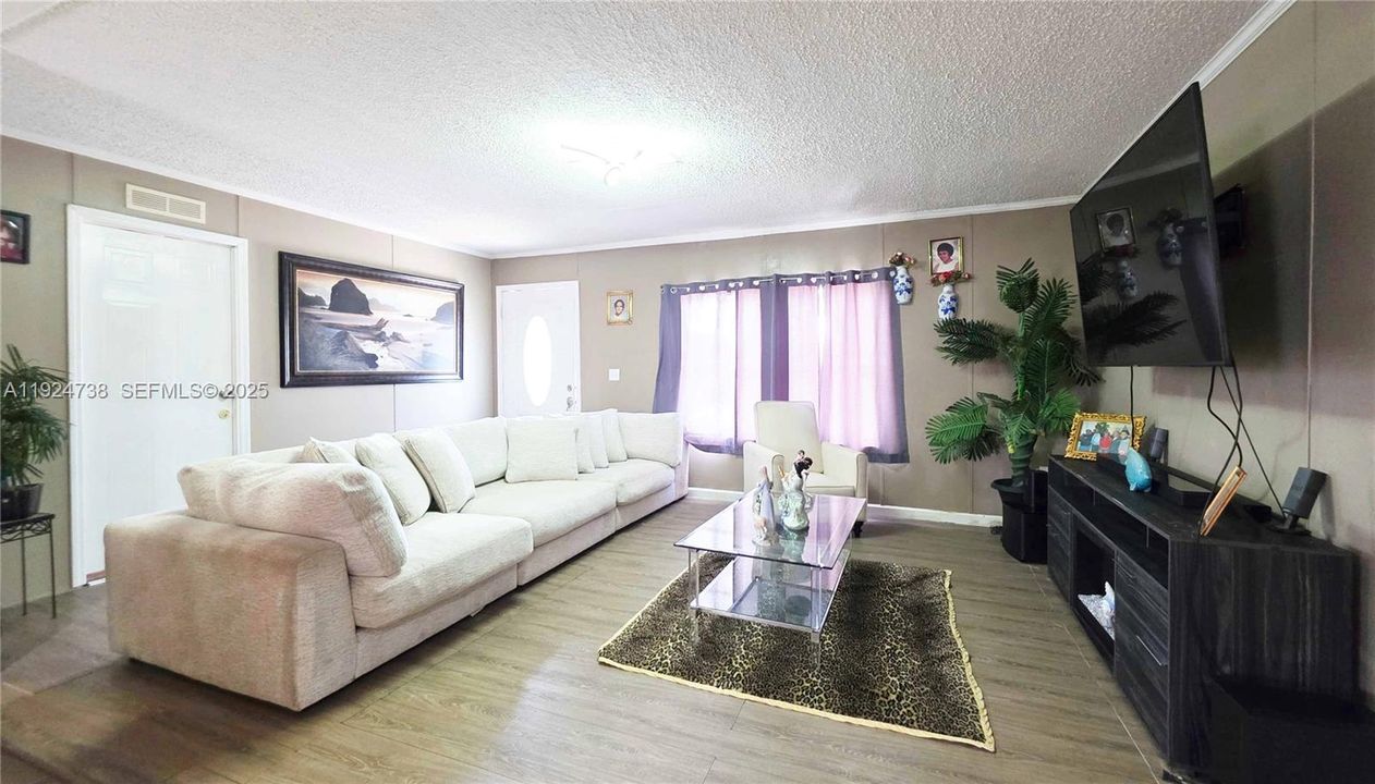 En Venta: $295,000 (4 camas, 2 baños, 1512 Pies cuadrados)