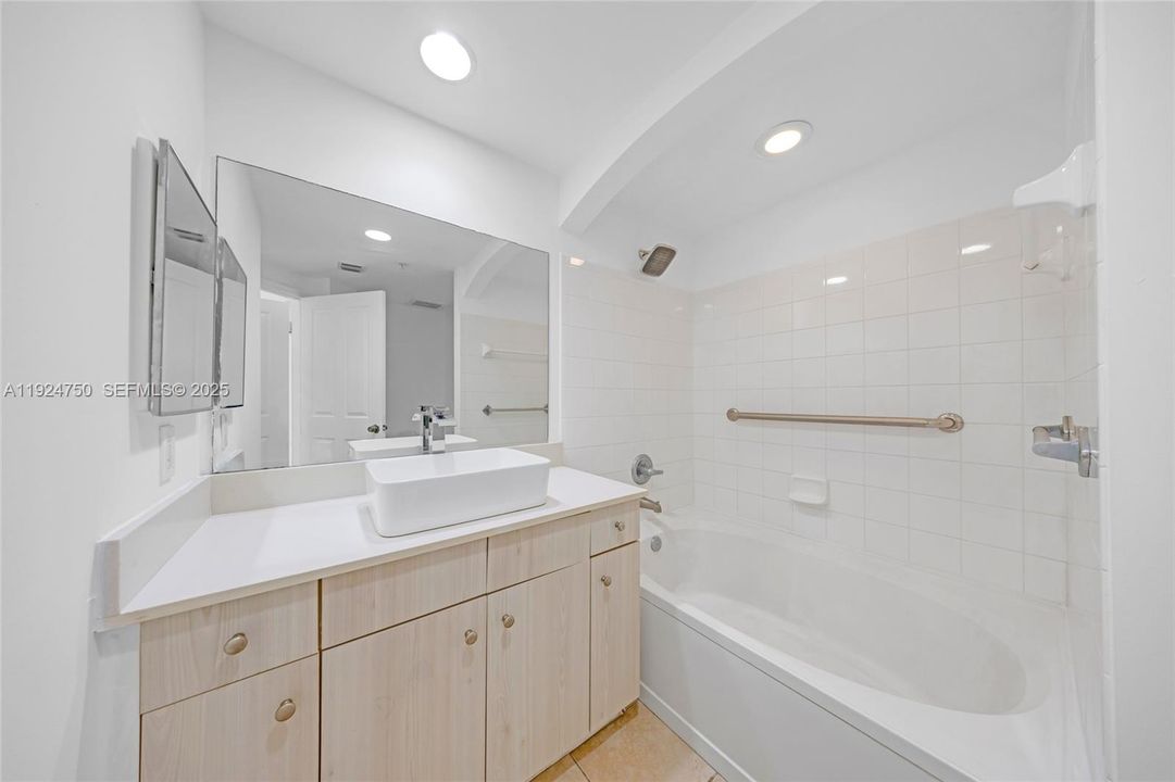 For Rent: $3,450 (2 beds, 2 baths, 997 Square Feet)