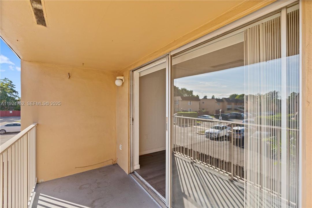 待售: $278,000 (2 贝兹, 1 浴室, 930 平方英尺)