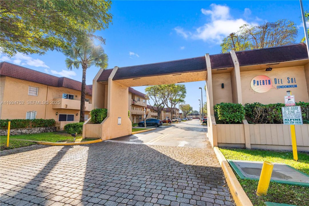 待售: $278,000 (2 贝兹, 1 浴室, 930 平方英尺)