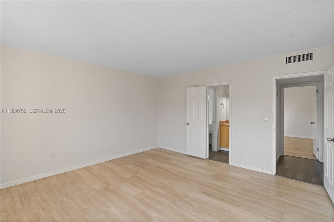 待售: $278,000 (2 贝兹, 1 浴室, 930 平方英尺)