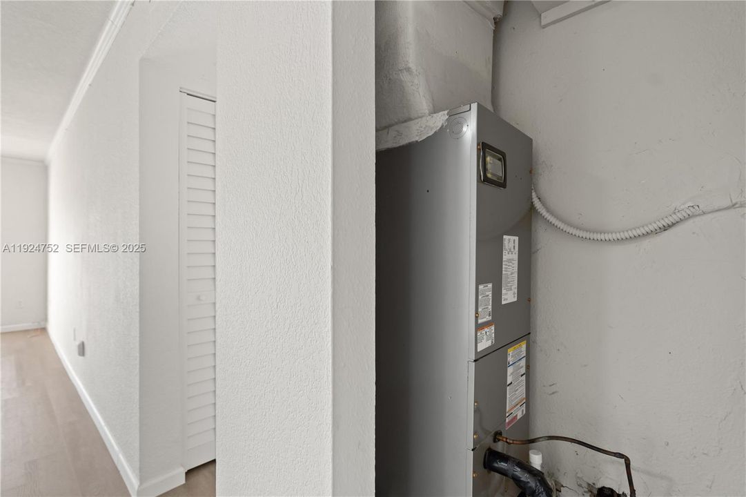 待售: $278,000 (2 贝兹, 1 浴室, 930 平方英尺)