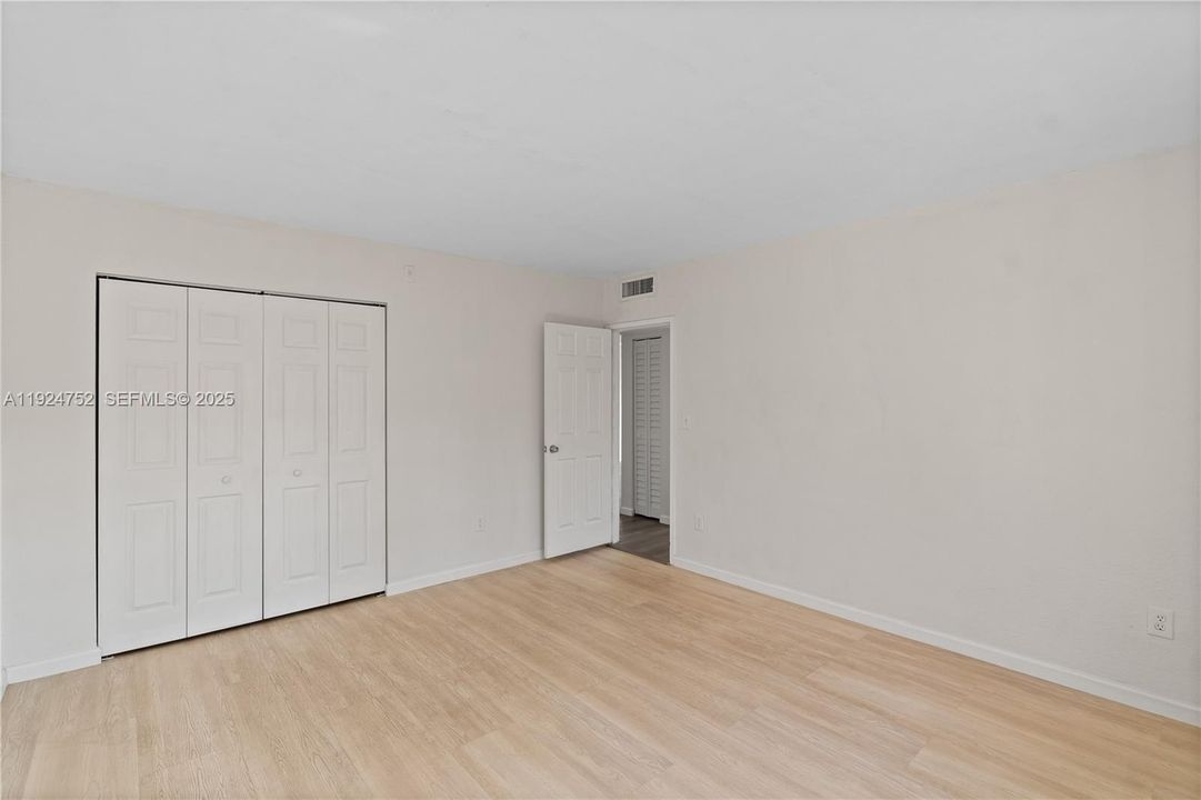 待售: $278,000 (2 贝兹, 1 浴室, 930 平方英尺)