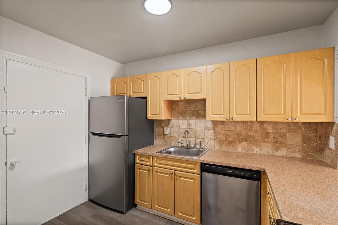 待售: $278,000 (2 贝兹, 1 浴室, 930 平方英尺)