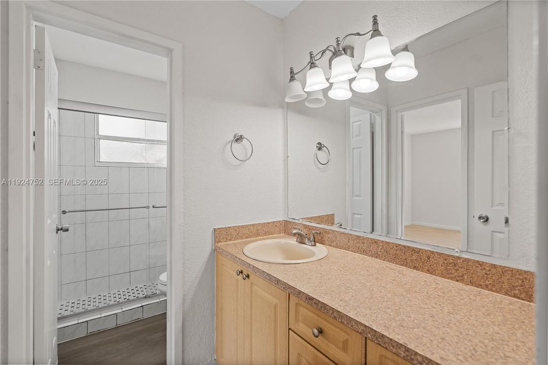 待售: $278,000 (2 贝兹, 1 浴室, 930 平方英尺)