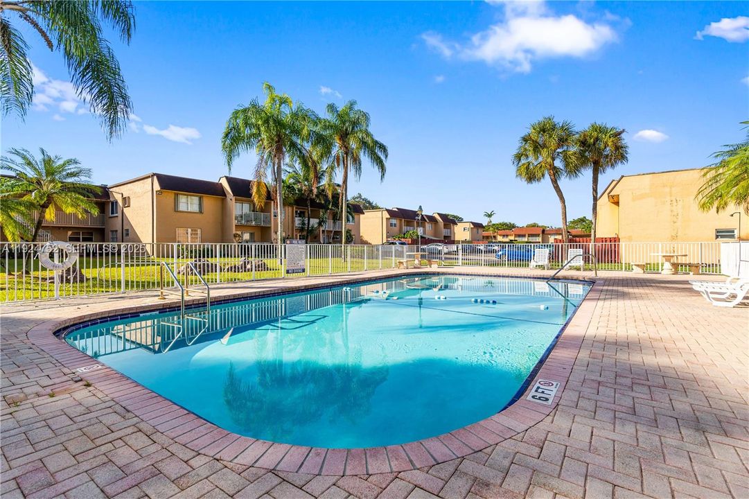 待售: $278,000 (2 贝兹, 1 浴室, 930 平方英尺)